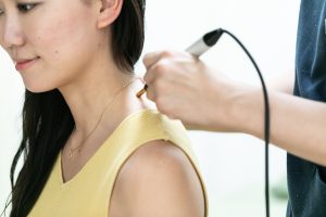 明石市大久保町アイリス整骨院でのアキュスコープ80Lを用いたむち打ち・首調整の施術風景