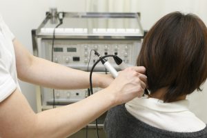 明石市 ストレートネック ** の深部のコリと炎症をケアするアキュスコープ施術。アイリス整骨院の最新機器